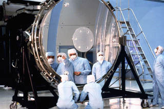 Illustration for article titled Happy 25th Birthday Hubble! Amazing Pics of the Telescope’s Construction
